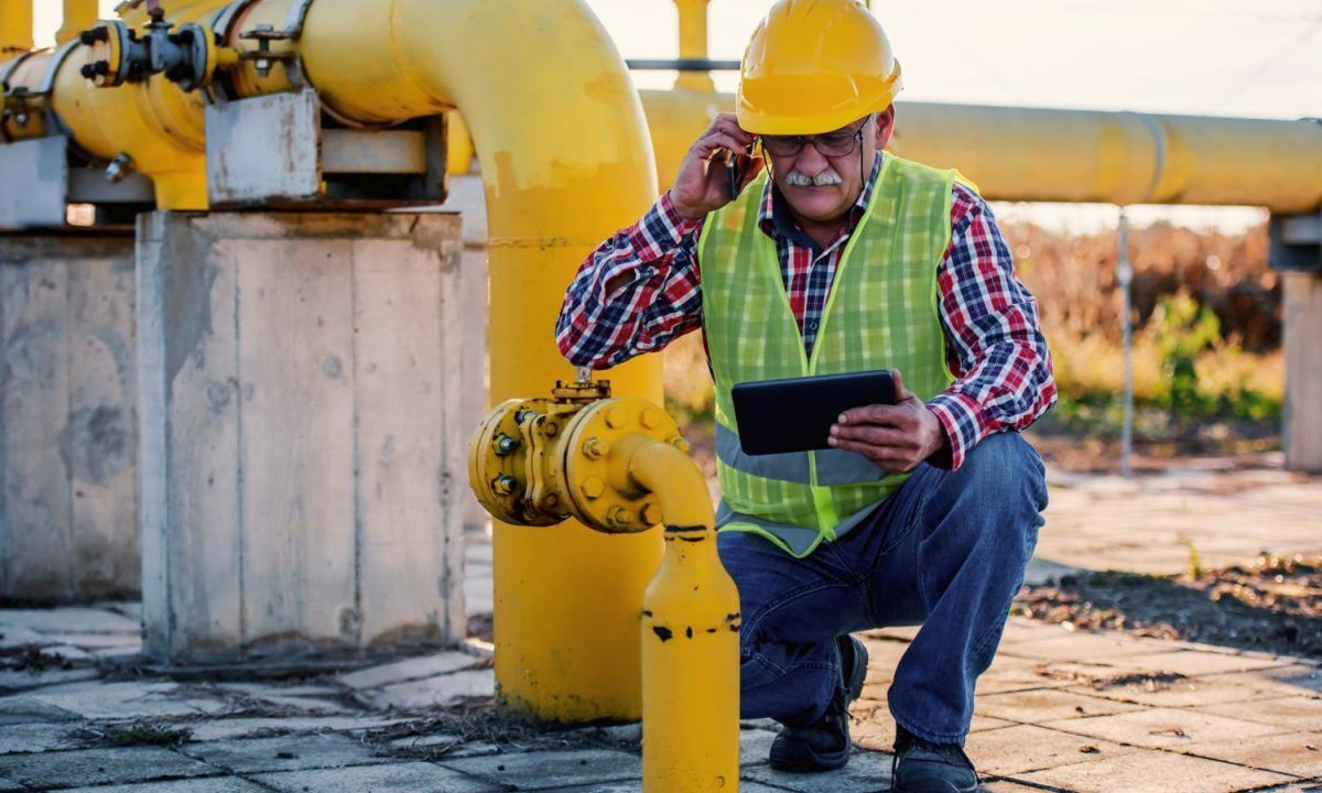 Engineer make inspection on the fuel supply systems using incident management software