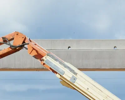 Workers on a boom lift performing elevated construction tasks, reflecting online boom lift safety training for safe operation.