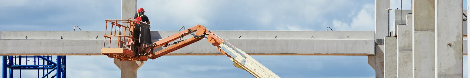 Workers on a boom lift performing elevated construction tasks, reflecting online boom lift safety training for safe operation.